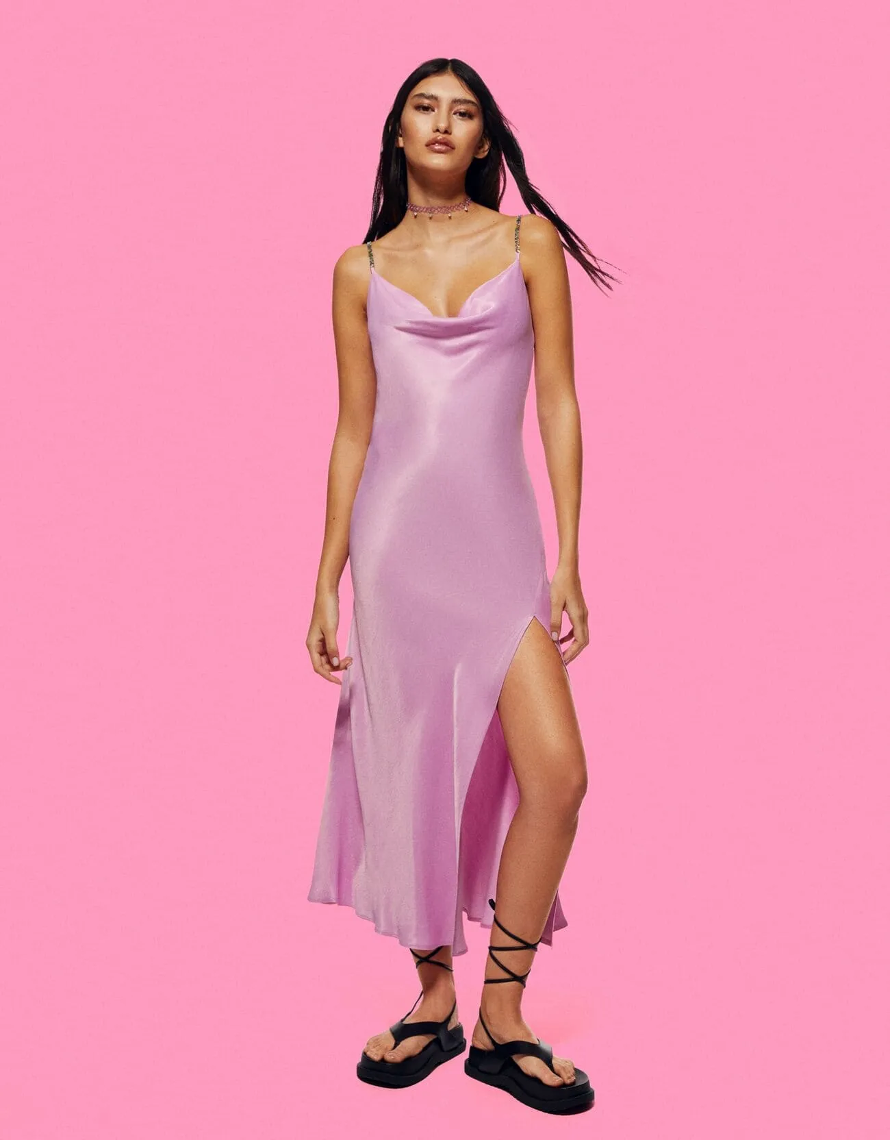 Satiniertes Midikleid mit Trägern und Strass